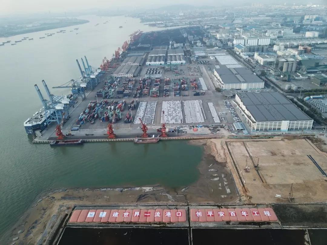 广州港新沙港区11号12号通用泊位及驳船泊位工程配套筒仓开工建设
