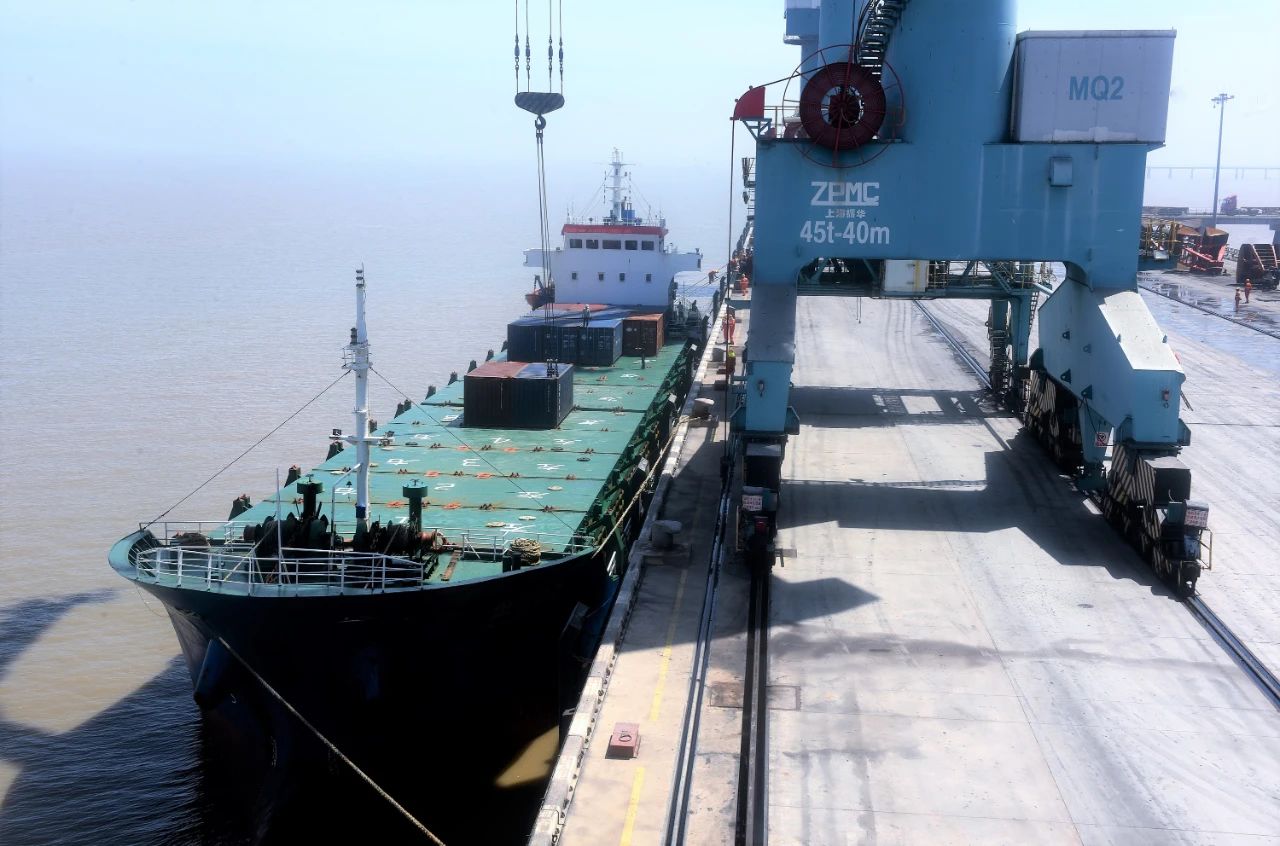 万吨巨轮离港临港产业升级乐清湾港区首条集装箱内贸干线开通