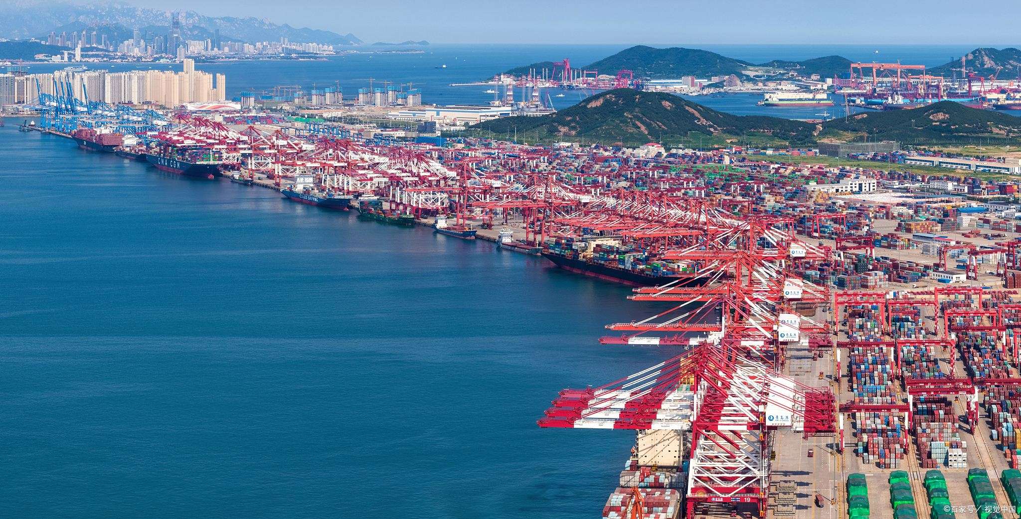 创出30万吨级船型作业新纪录！山东港口青岛港实现“二月红” - 海报新闻